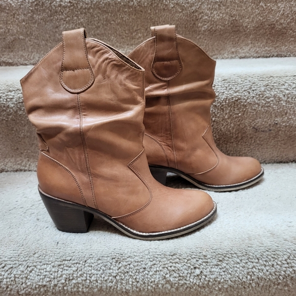 BRAND NEW TAN LEATHER BOOTS! - Picture 2 of 9